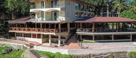 Aperto a colazione, pranzo e cena, cucina locale