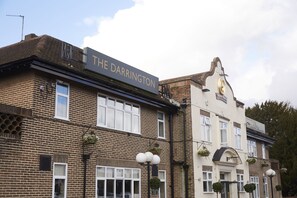Un edificio con un letrero que dice "THE DARRINGTON".