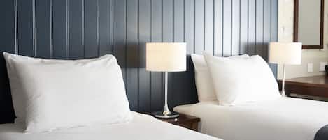 Escritorio, cortinas blackout y tabla de planchar con plancha