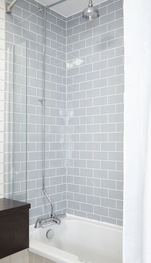 Shower, hair dryer, towels - Darrington Hotel by Greene King Inns (Pontefract)