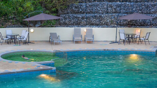Outdoor pool, pool umbrellas, sun loungers - Icheck inn Klong Muang (Krabi)