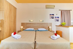 Standard Studio | Desk, free cribs/infant beds, free WiFi, bed sheets - Villa Diasselo (Hersonissos)