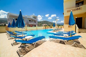Seasonal outdoor pool, open 9:00 AM to 7:00 PM, pool umbrellas - Villa Diasselo (Hersonissos)