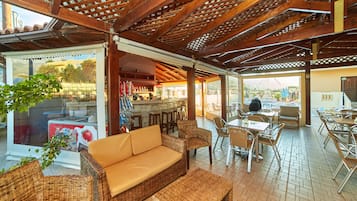 Daily continental breakfast (EUR 10 per person)