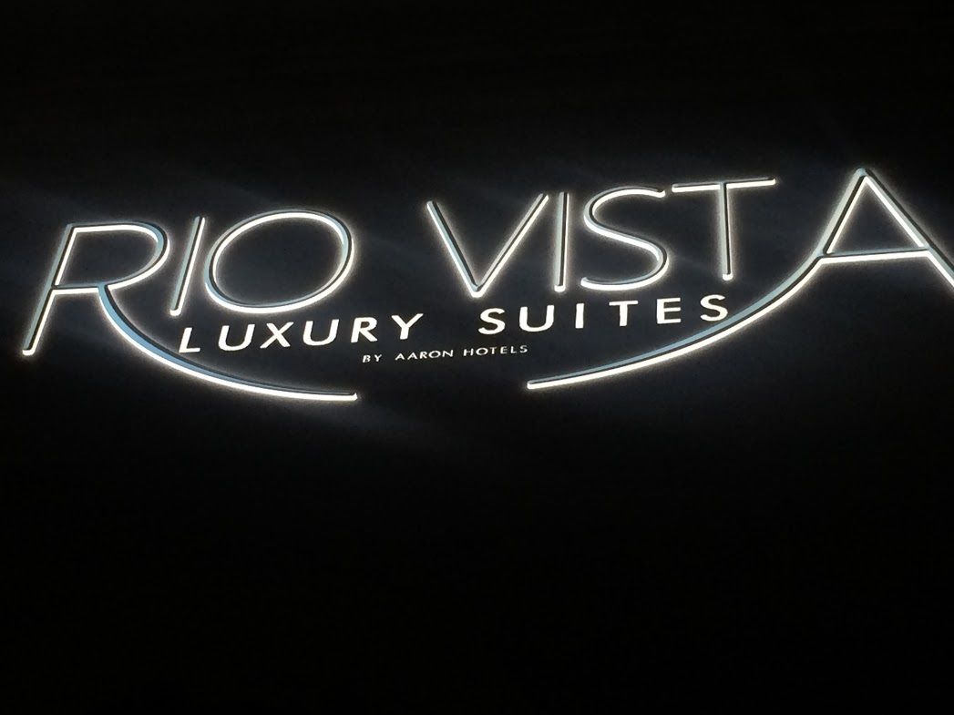 Le texte « RIO VISTA LUXURY SUITES » avec un effet lumineux.