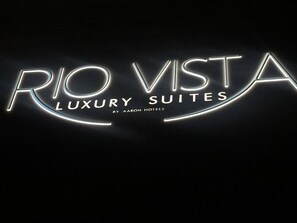 Der Text „RIO VISTA LUXURY SUITES“ mit einem leuchtenden Effekt.