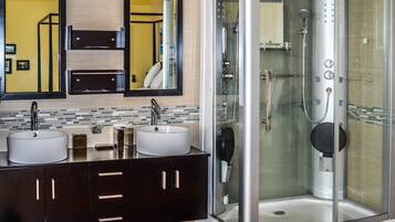 Room 5: Deluxe Queen | Bathroom | Free toiletries, hair dryer, bathrobes, towels