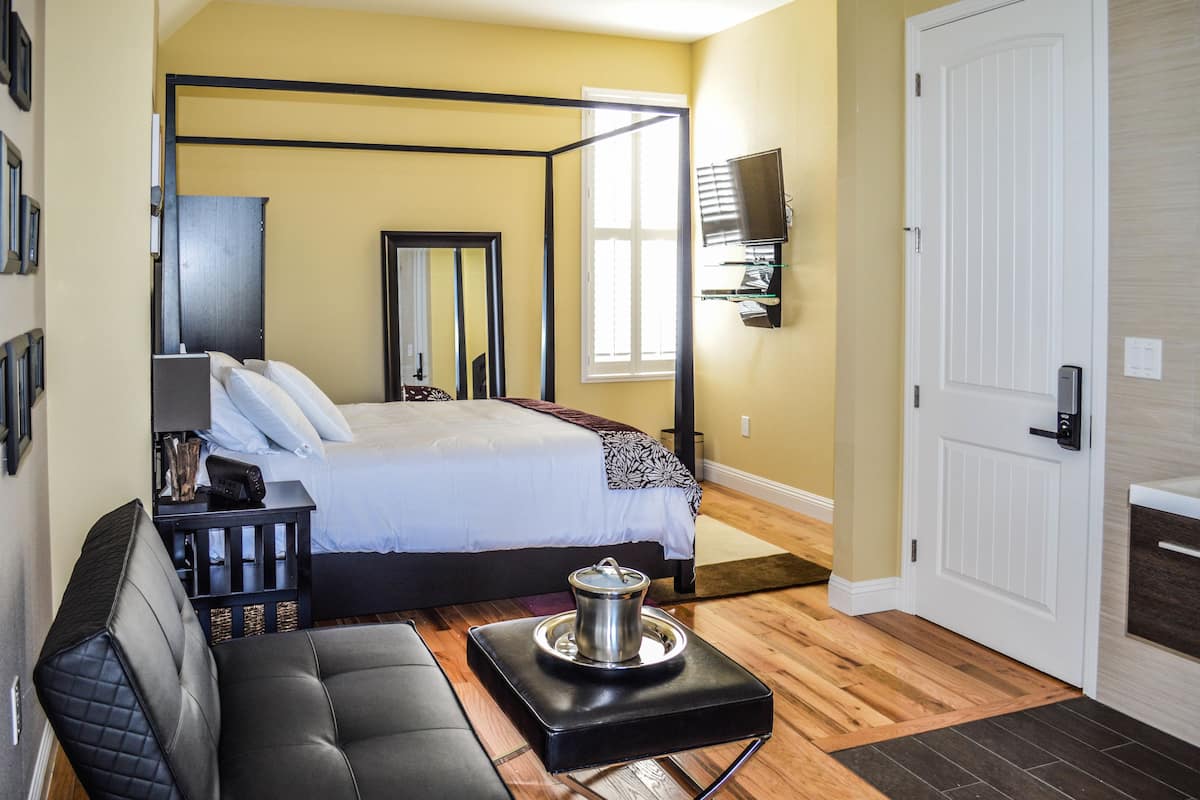 Room 7: Deluxe Queen | Iron/ironing board, bed sheets