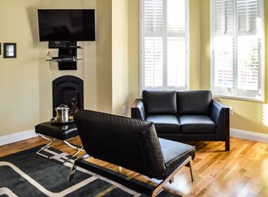 Deluxe Single Room, 1 Queen Bed | Living area