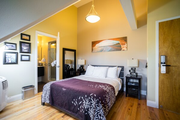 Economy Single Room, 1 Queen Bed