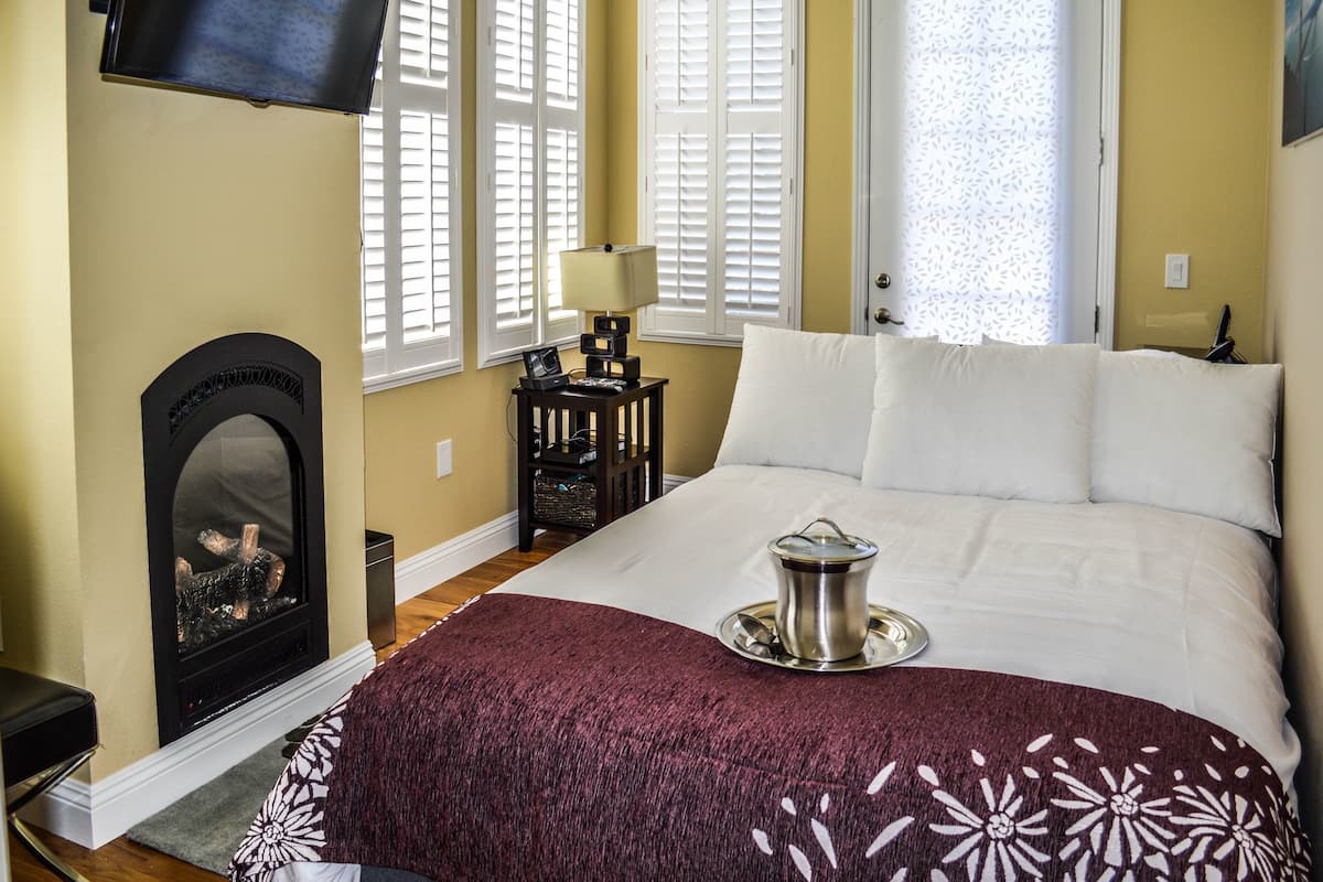Room 6: Economy Queen | Iron/ironing board, bed sheets