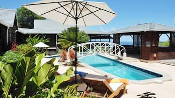 Piscina externa, guarda-sóis, espreguiçadeiras