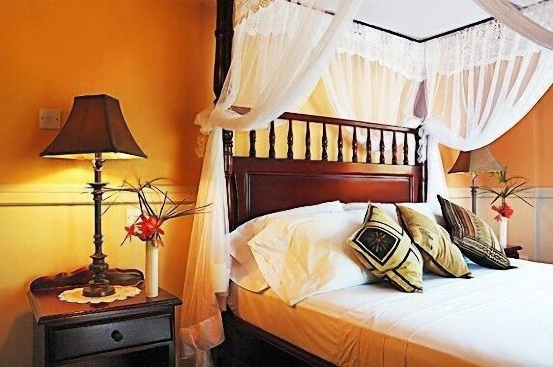 suite (queen bed) | in-room safe, individually decorated, individually furnished, bed sheets