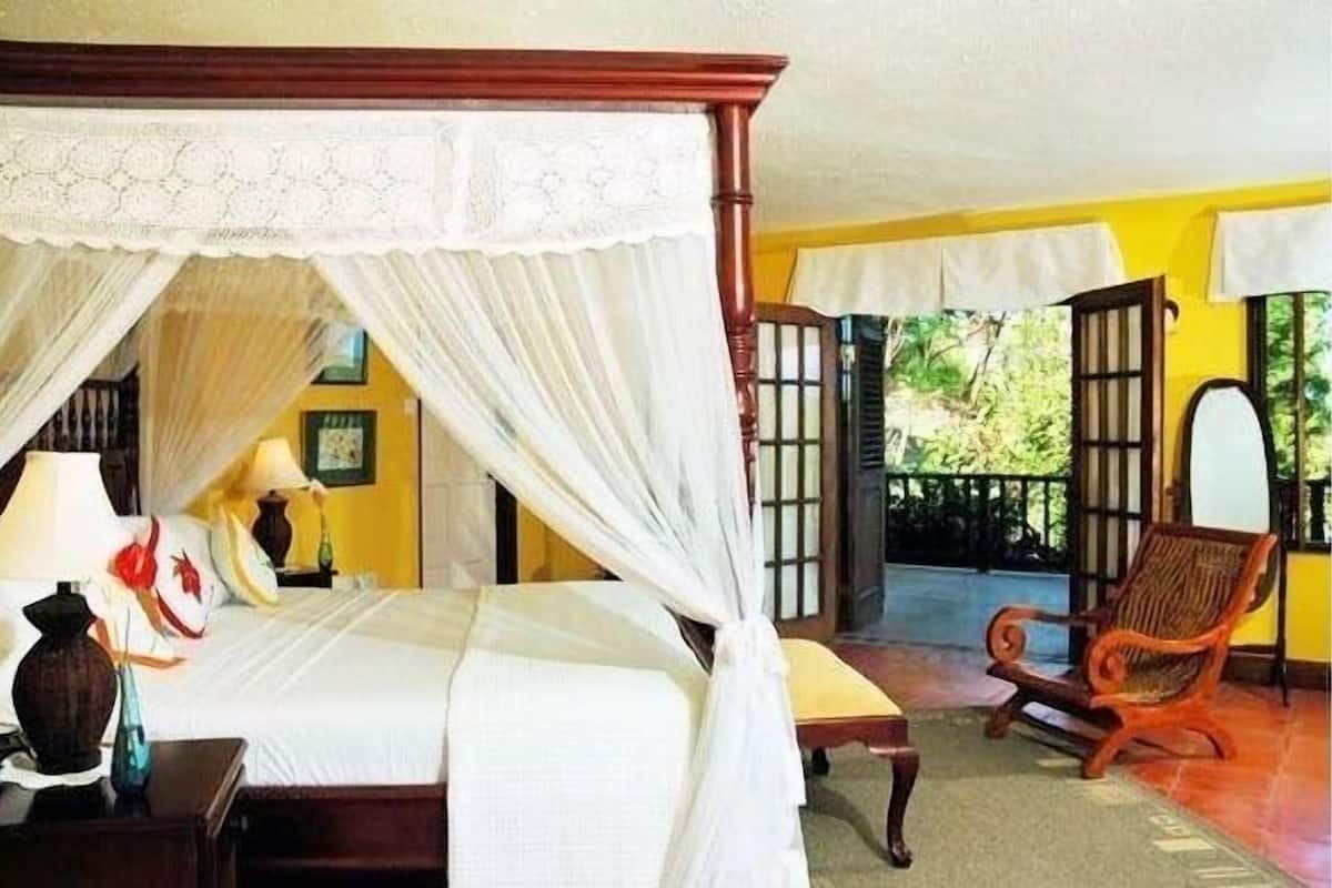 suite (king bed) | in-room safe, individually decorated, individually furnished, bed sheets