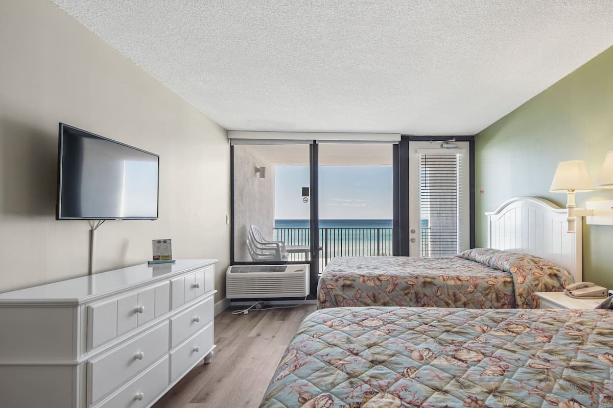 Estudio, 2 camas de matrimonio, balcón, vistas a la playa | 1 dormitorio y espacio para trabajar con un portátil