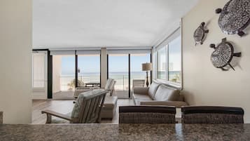 Suíte família, 1 quarto, sacada, vista para a praia | 1 quarto, espaço de trabalho para notebook