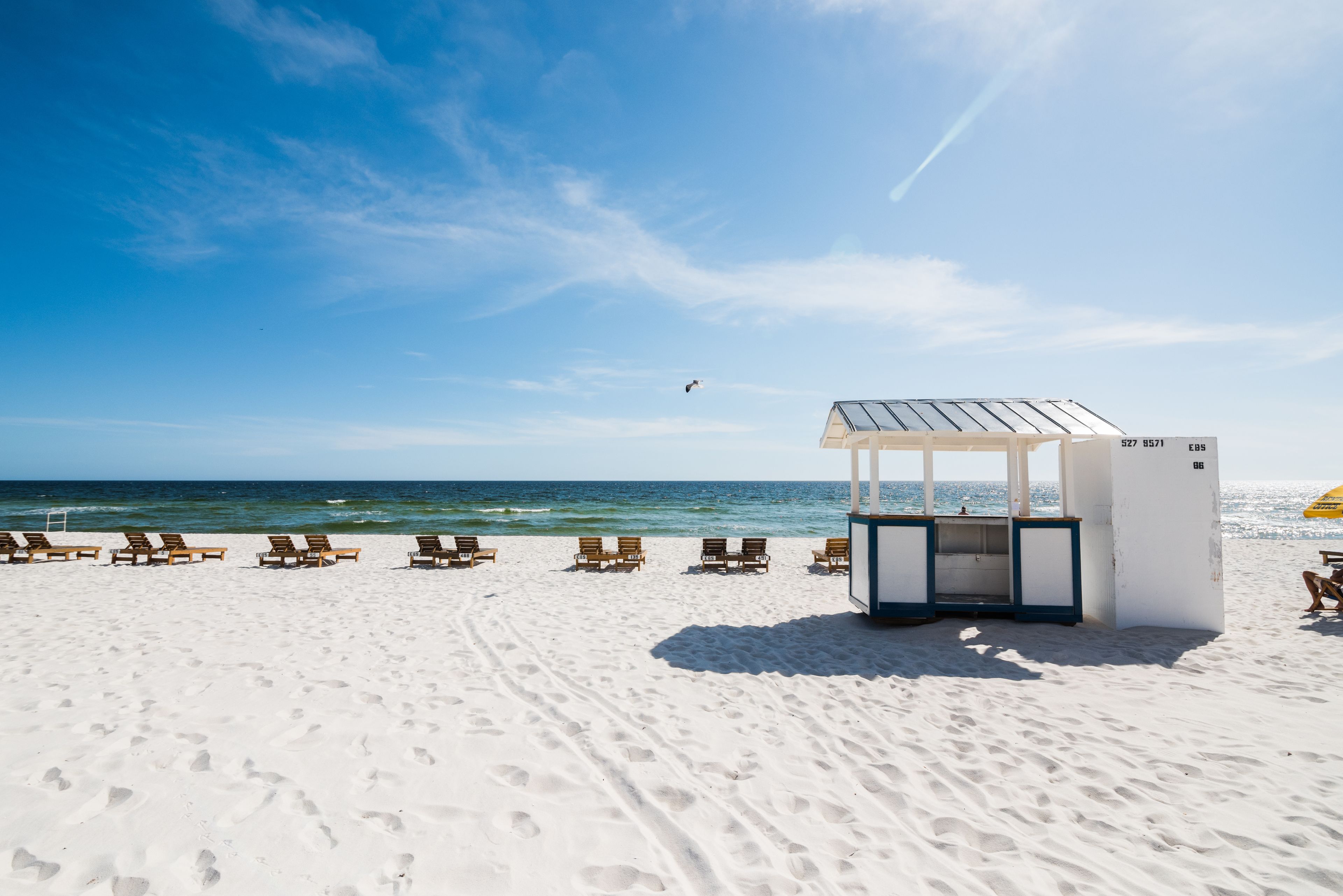 Plage, sable blanc, cabines (en supplément), chaises longues