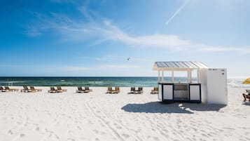 Plage, sable blanc, cabines (en supplément), chaises longues