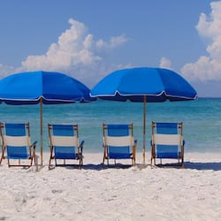 Plage, sable blanc, cabines (en supplément), chaises longues