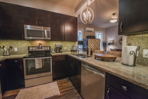 Suite ejecutiva, 1 cama de matrimonio grande | Cocina privada | Frigorífico, microondas, horno y placa de cocina