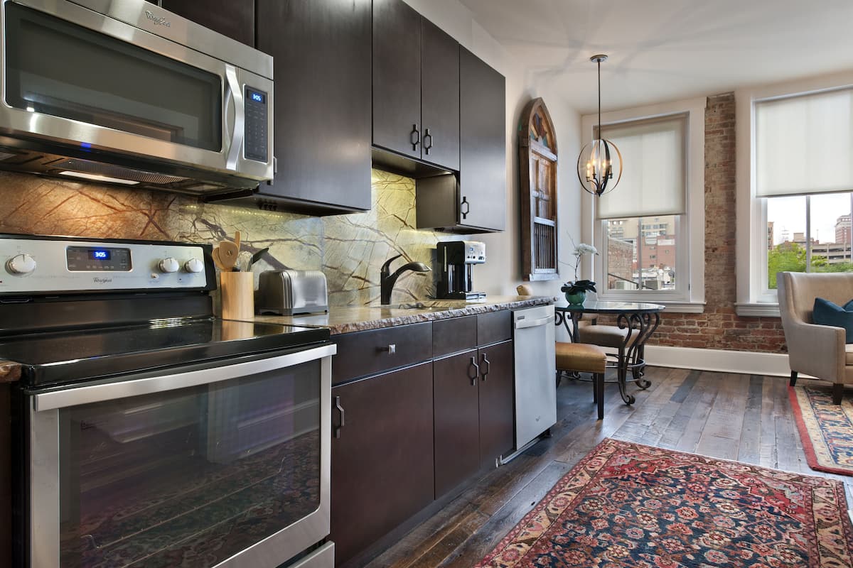 luxury suite, 1 queen bed | private kitchen | fridge, microwave, oven, stovetop