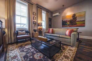 Luksussuite, 2 queensize-senger | Oppholdsområde | En 50-tommers Flatskjerm-TV med digitale kanaler samt TV og DVD-spiller