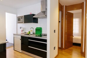 Réfrigérateur, micro-ondes, plaque de cuisson, lave-vaisselle