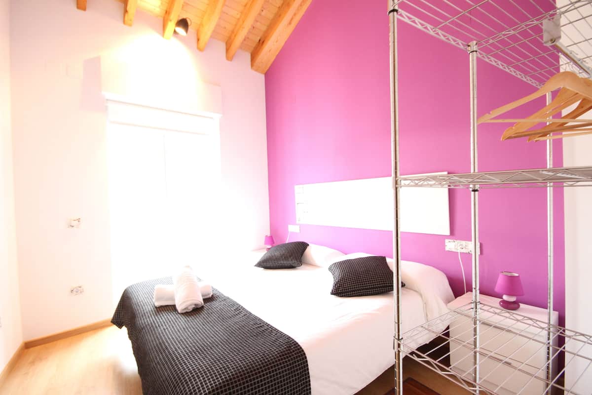 Appartamento Deluxe, 2 camere da letto, vista città | Una cassaforte in camera, tende oscuranti, insonorizzazione