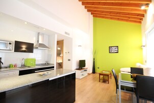 Refrigerador, microondas, placa de cocina, lavavajillas