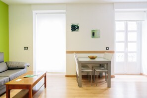 Appartement Standard, 2 chambres (1) | Coin séjour | Télévisions à écran plasma, lecteur de DVD