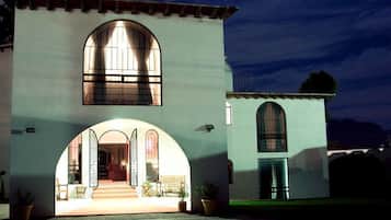 Fachada de la propiedad por la tarde o noche