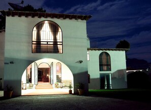 Boendets fasad - kväll/natt