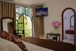 Egyptian cotton sheets, premium bedding, pillowtop beds, in-room safe - Colibrí Hotel (Tepoztlán)