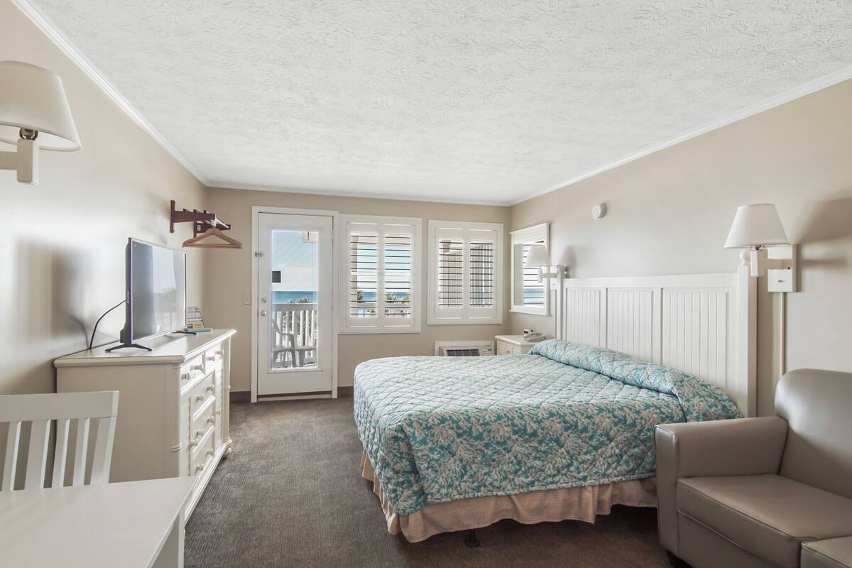 desk, laptop workspace, iron/ironing board, cots/infant beds