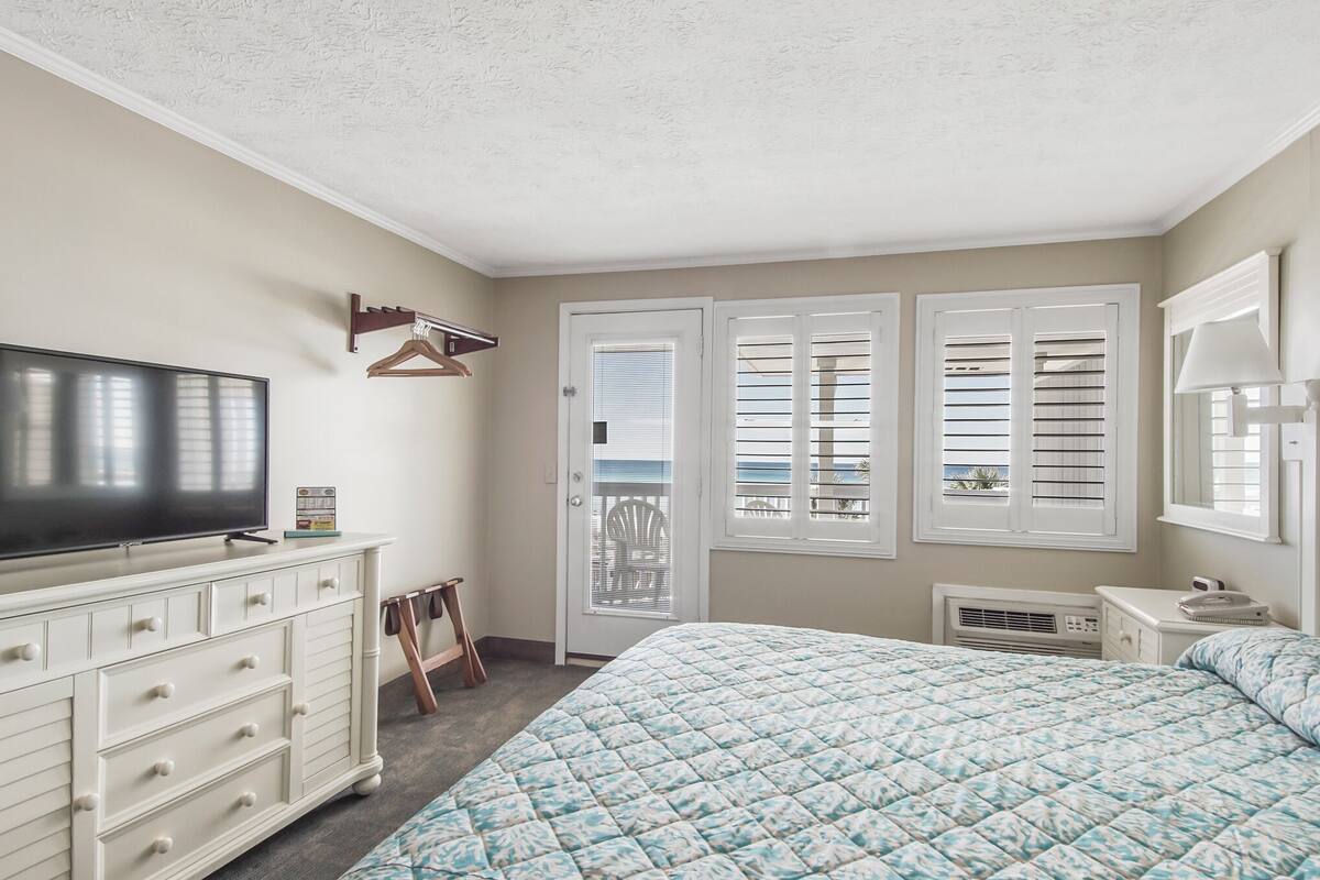 desk, laptop workspace, iron/ironing board, cots/infant beds