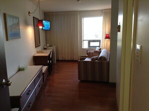 Suite Confort, 1 cama de matrimonio grande, bañera de hidromasaje (& Sitting Room) | Escritorio, tabla de planchar con plancha, wifi gratis y ropa de cama