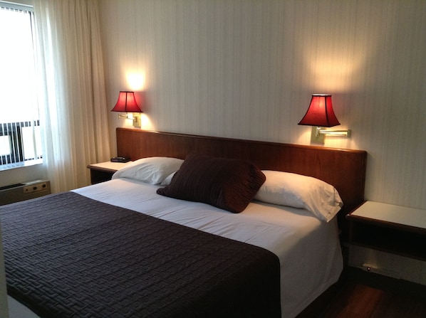 Suite Confort, 1 cama de matrimonio grande, bañera de hidromasaje (& Sitting Room) | Escritorio, tabla de planchar con plancha, wifi gratis y ropa de cama