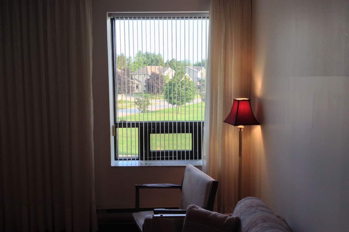Comfort suite, 1 kingsize bed, bubbelbad (& Sitting Room) | Woonruimte | Een televisie