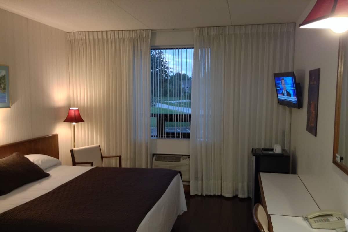 Een bureau, een strijkplank/strijkijzer, gratis wifi, beddengoed
