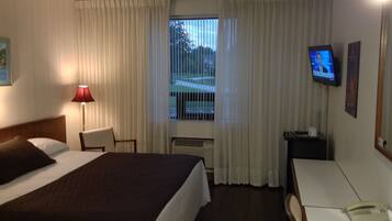 Escritorio, tabla de planchar con plancha, wifi gratis y ropa de cama