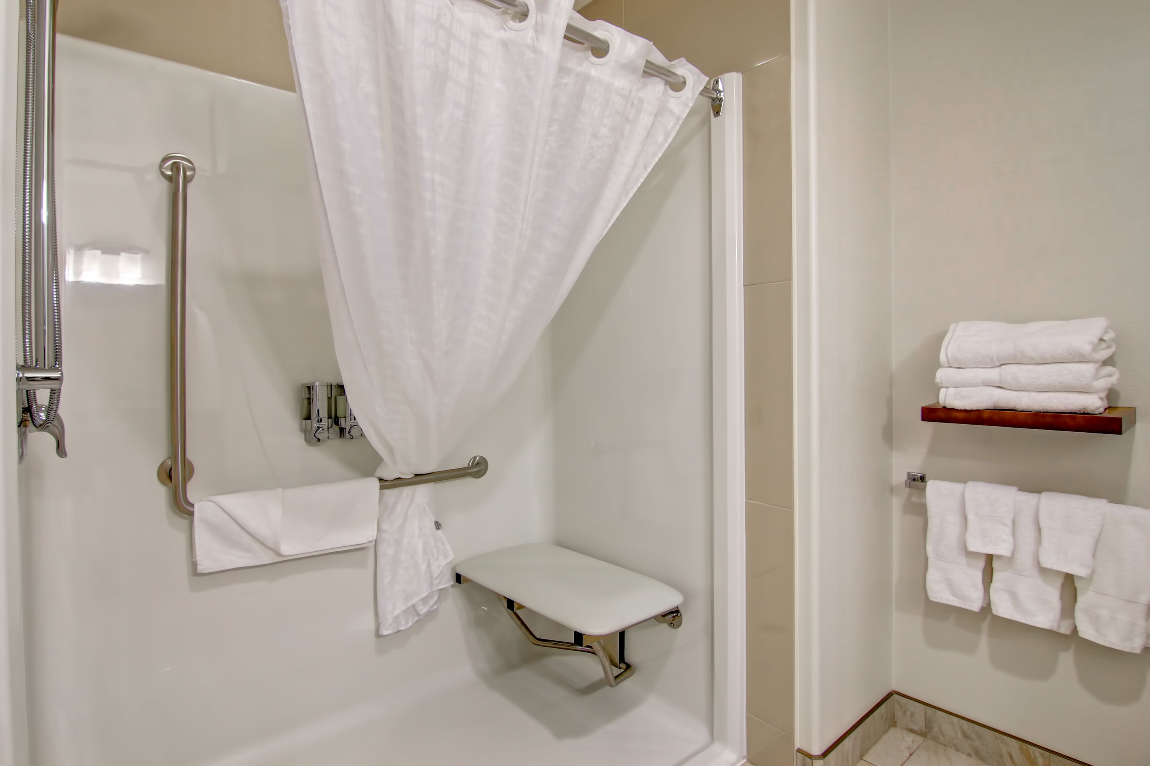 combined shower/bathtub, hair dryer, towels