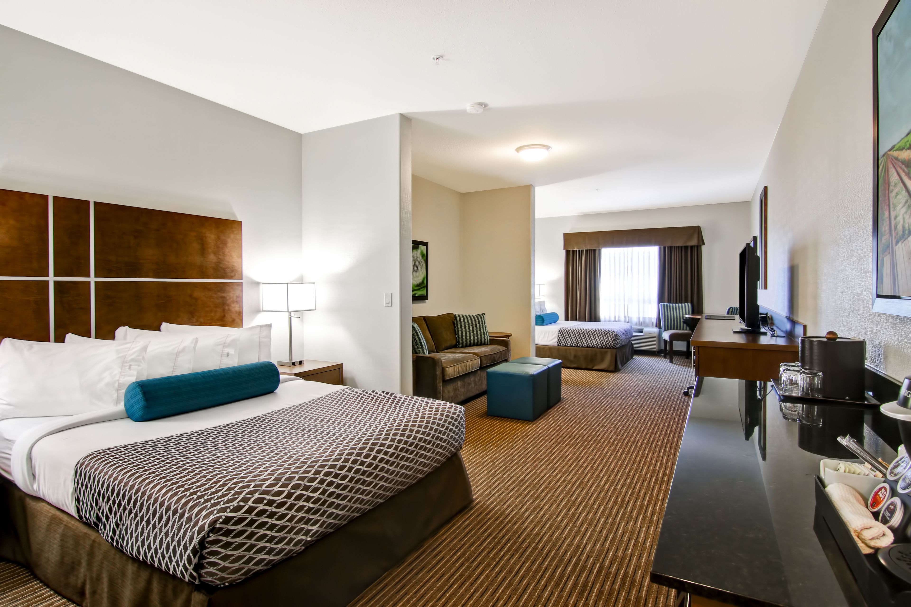 客房, 多張床 (Double Queen with Sofa Bed) | 書桌、手提電腦工作空間、遮光窗簾/窗簾、熨斗/熨衫板