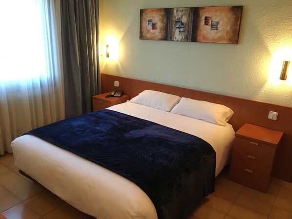 Quarto casal ou duplo | Cofres nos quartos, escrivaninha, cortinas blackout