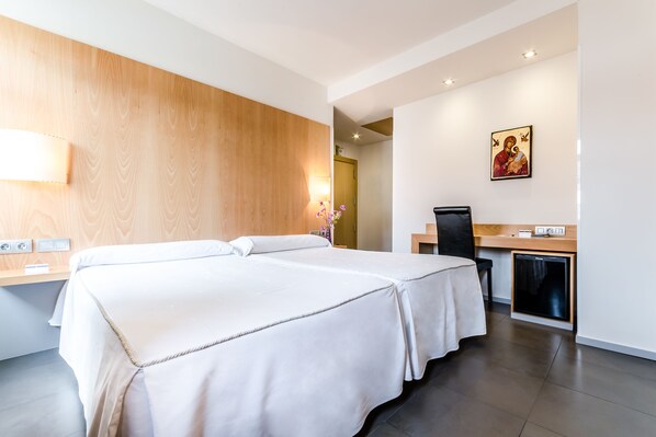 Minibar, desk, blackout drapes, soundproofing - Hospedería Pax (León)