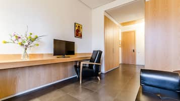 Double Room, Jetted Tub (king sized-bed) | Minibar, desk, blackout drapes, soundproofing