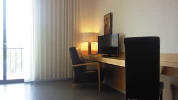 Double Room (con vistas dos camas) | Living area | 50-inch flat-screen TV with digital channels, TV