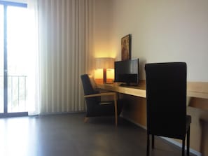 Double Room (con vistas dos camas) | Living area | 50-inch flat-screen TV with digital channels, TV