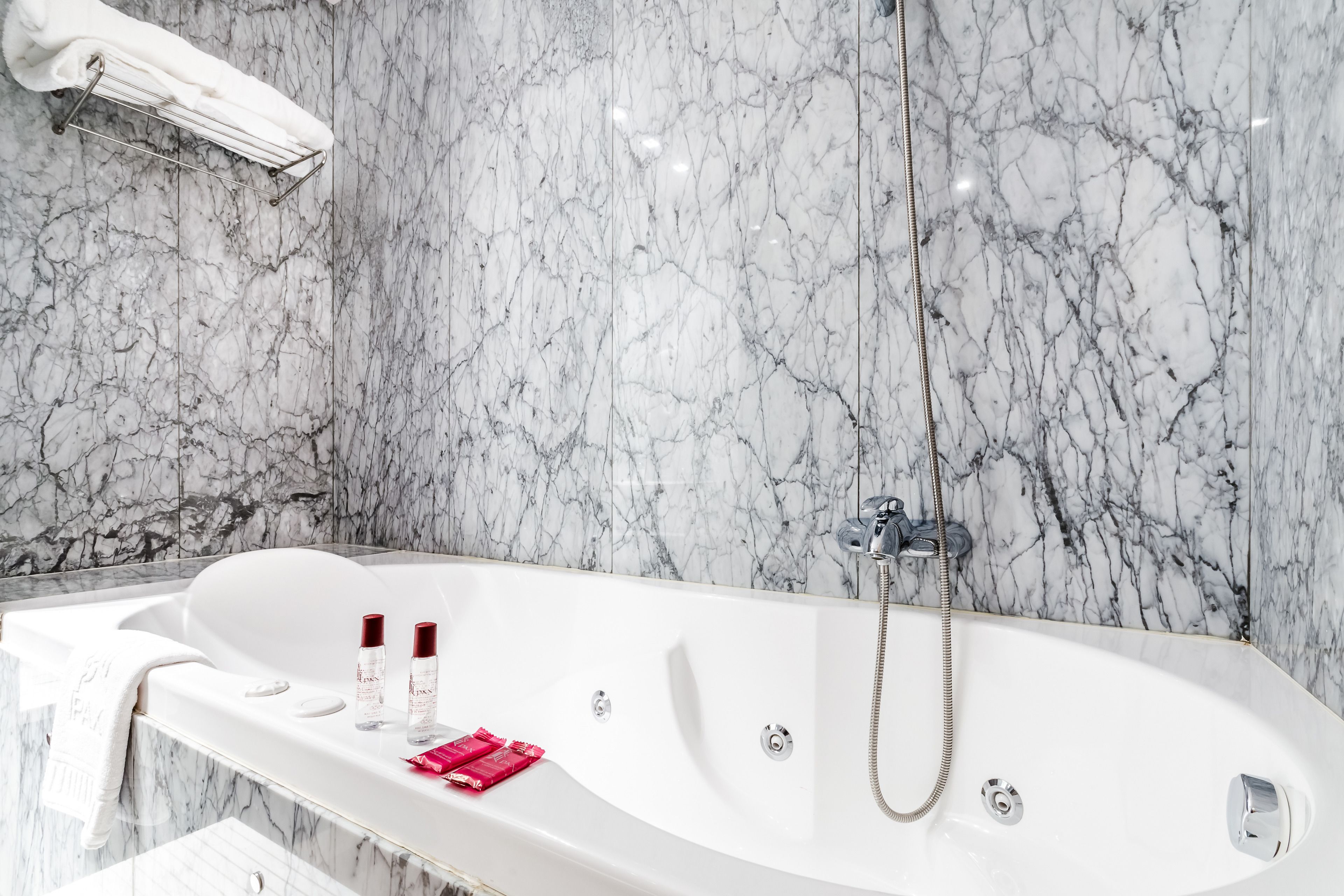 double room, jetted tub (king sized-bed) | jetted bathtub