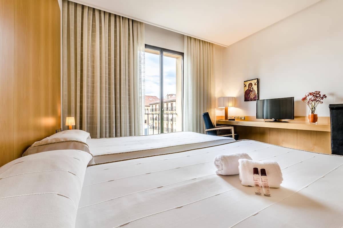 double room single use | minibar, desk, blackout curtains, soundproofing