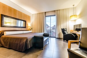 Minibar, escritorio, cortinas blackout y sistema de insonorización 